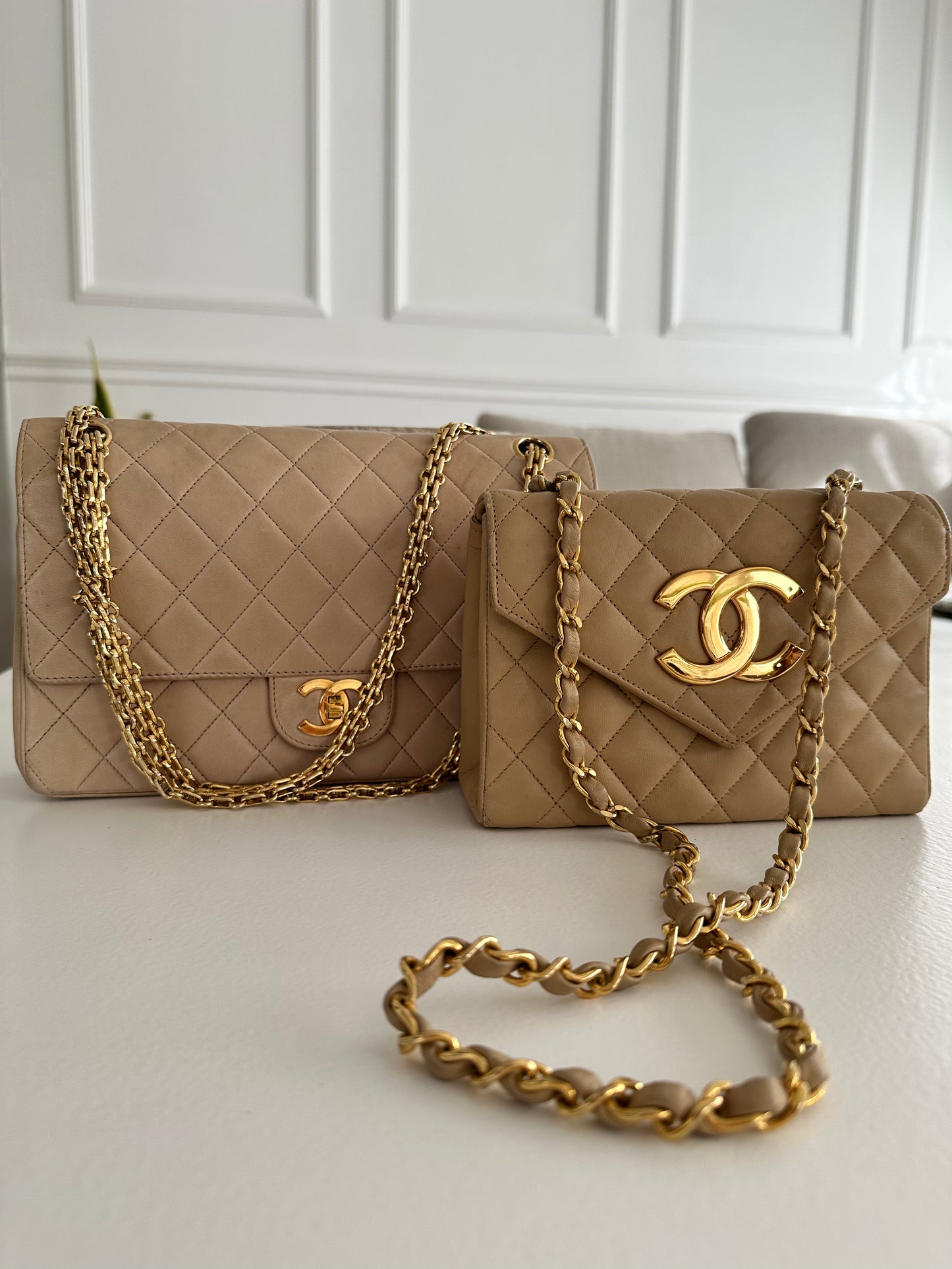 Chanel Mini Classic Single Flap Bag – Beige Lambskin, 24k Guld Hardware.