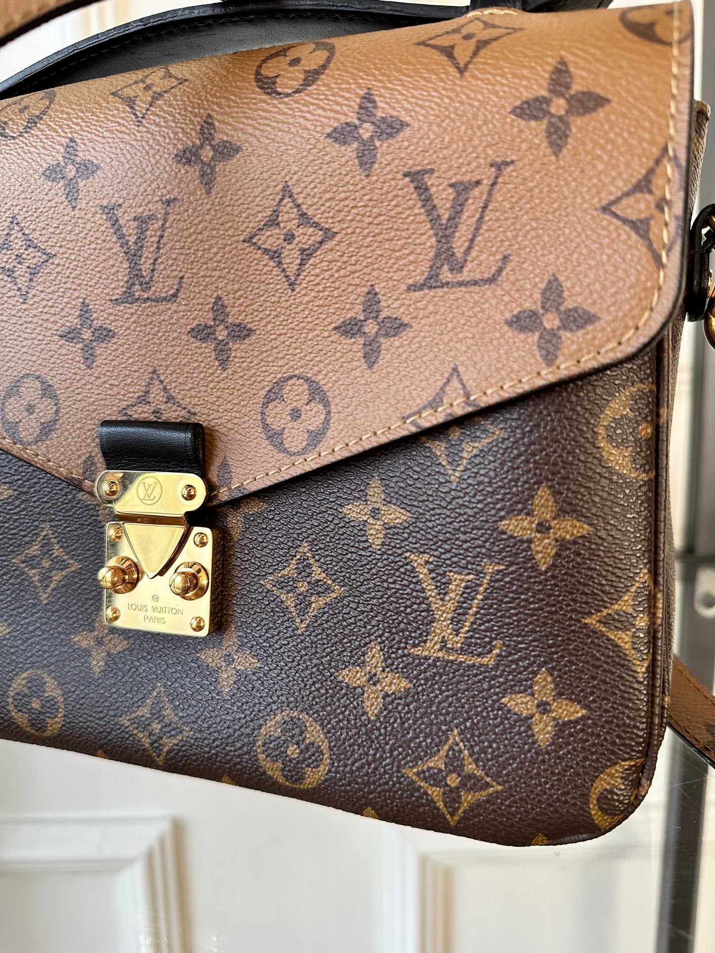 Louis Vuitton Pochette Métis – Monogram Reverse