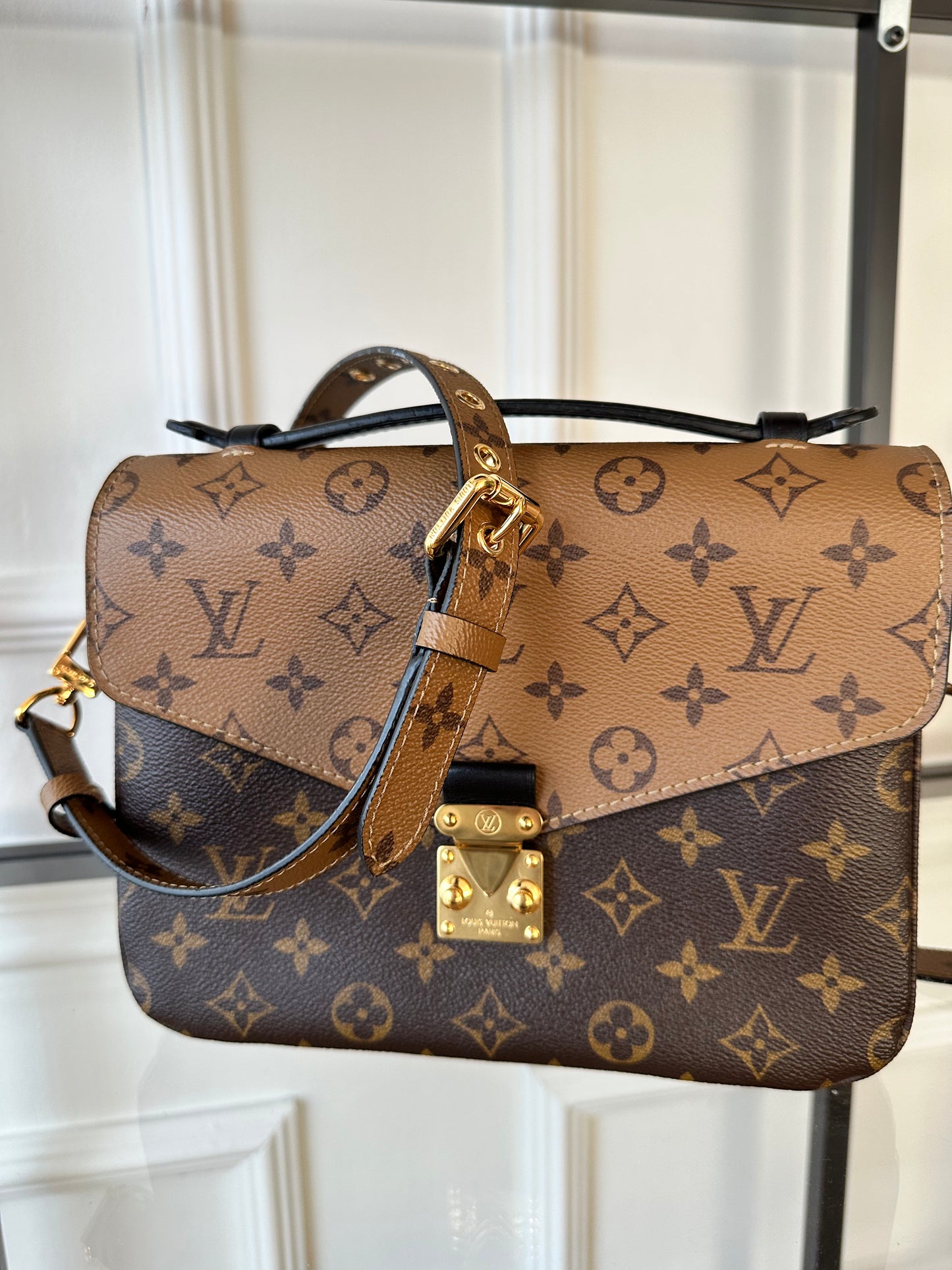 Louis Vuitton Pochette Métis – Monogram Reverse