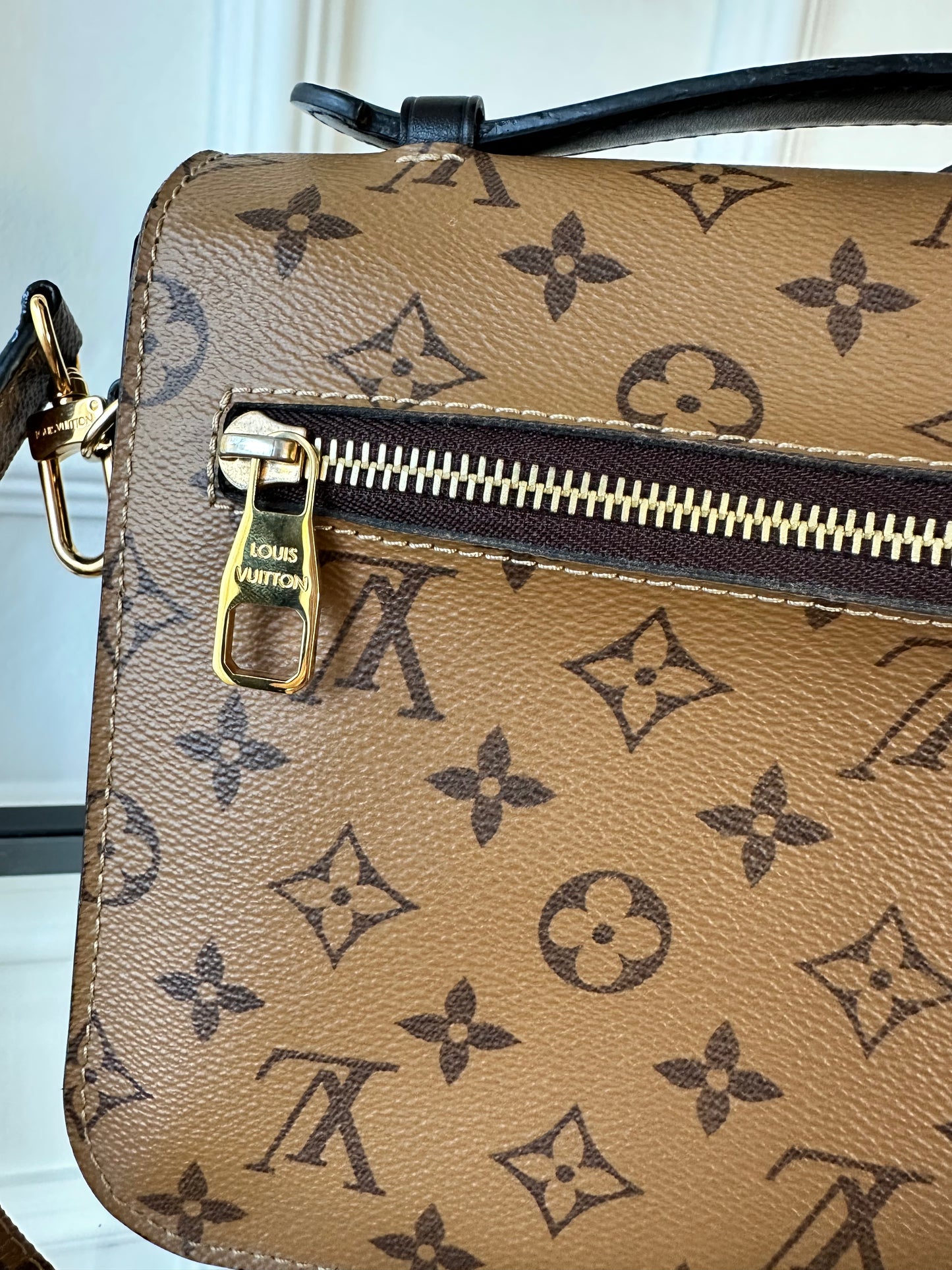 Louis Vuitton Pochette Métis – Monogram Reverse