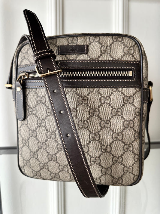Gucci GG Supreme Canvas Messenger Crossbody Taske
