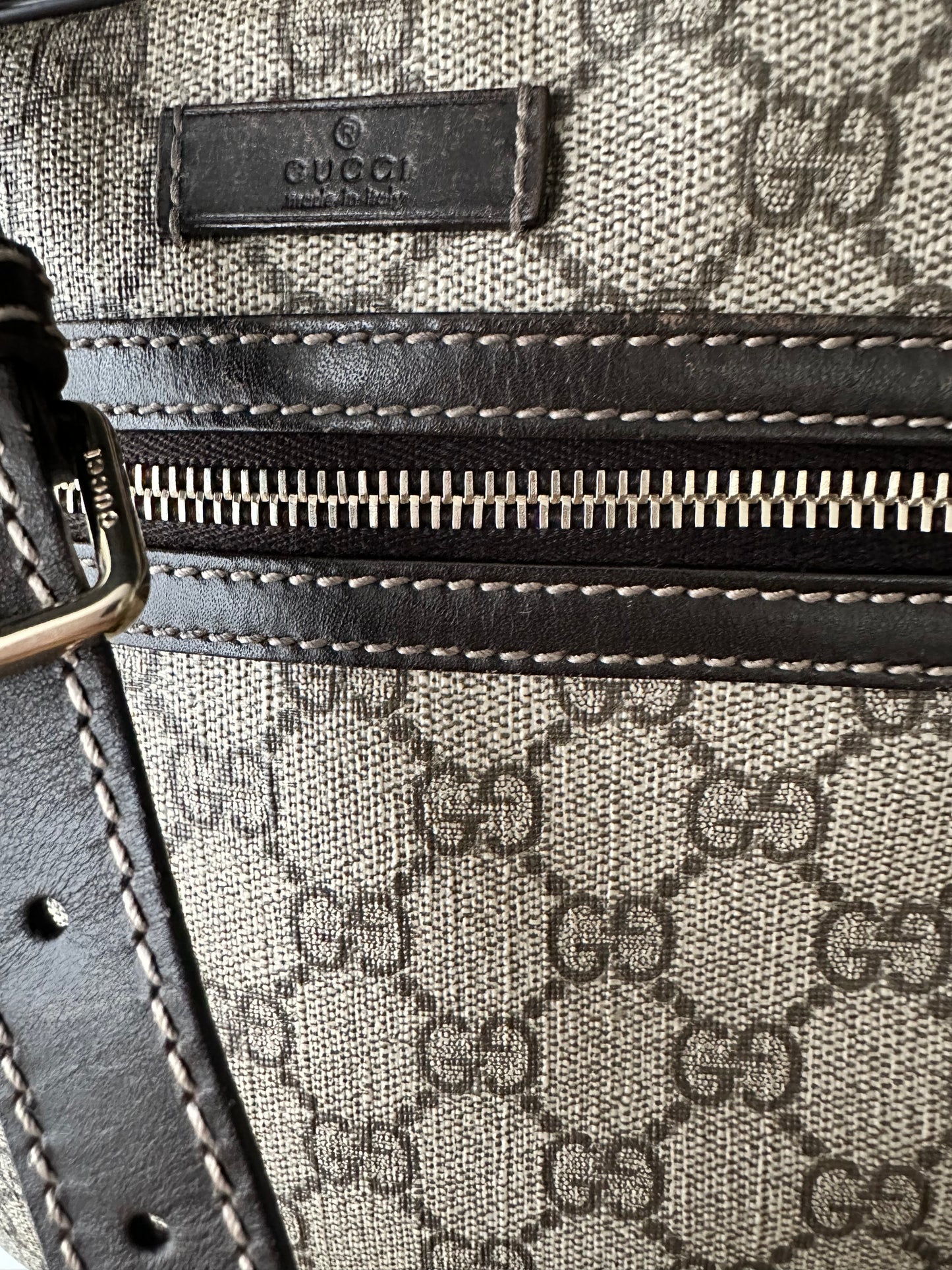 Gucci GG Supreme Canvas Messenger Crossbody Taske