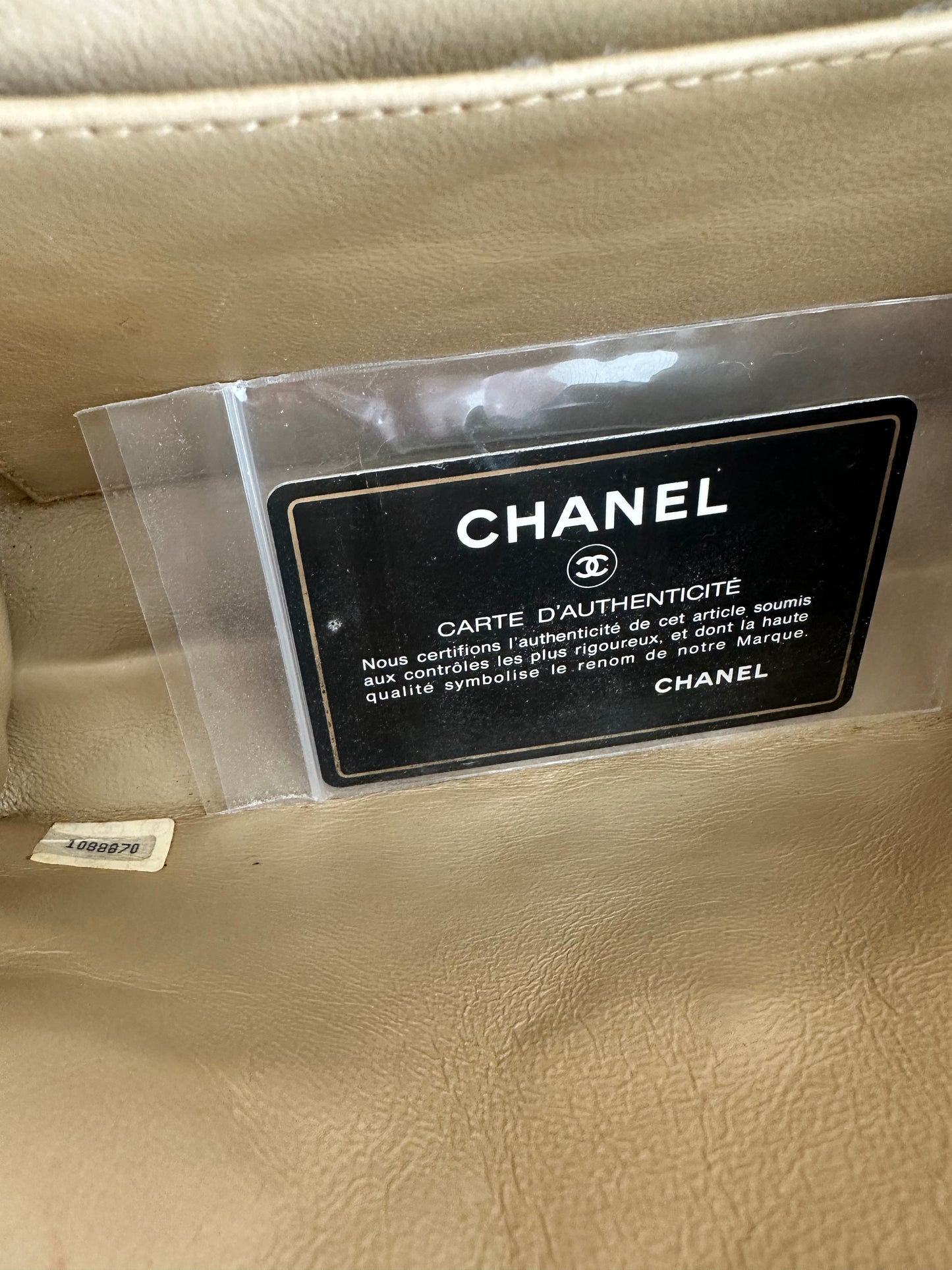 Chanel Mini Classic Single Flap Bag – Beige Lambskin, 24k Guld Hardware.