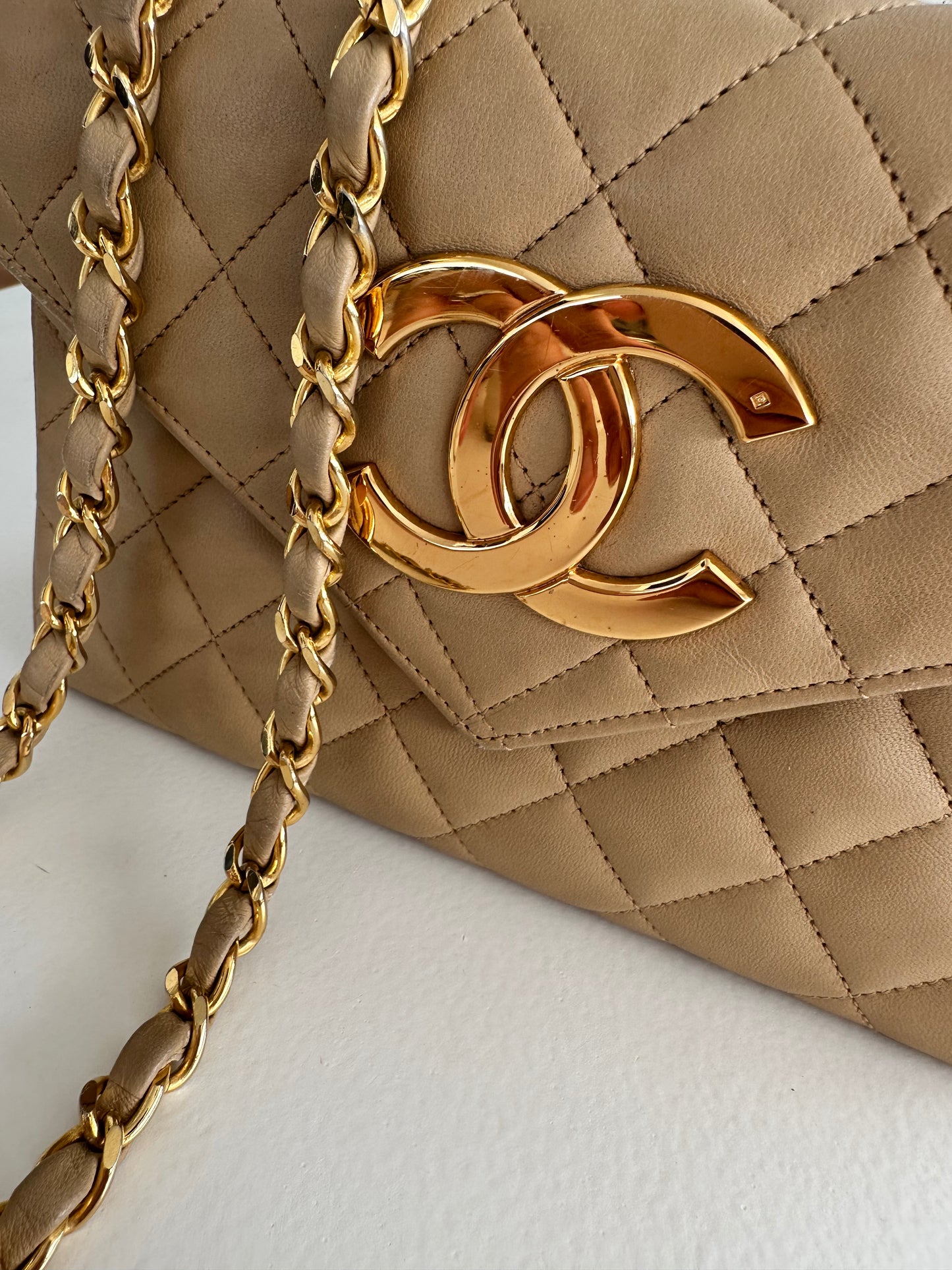 Chanel Mini Classic Single Flap Bag – Beige Lambskin, 24k Guld Hardware.
