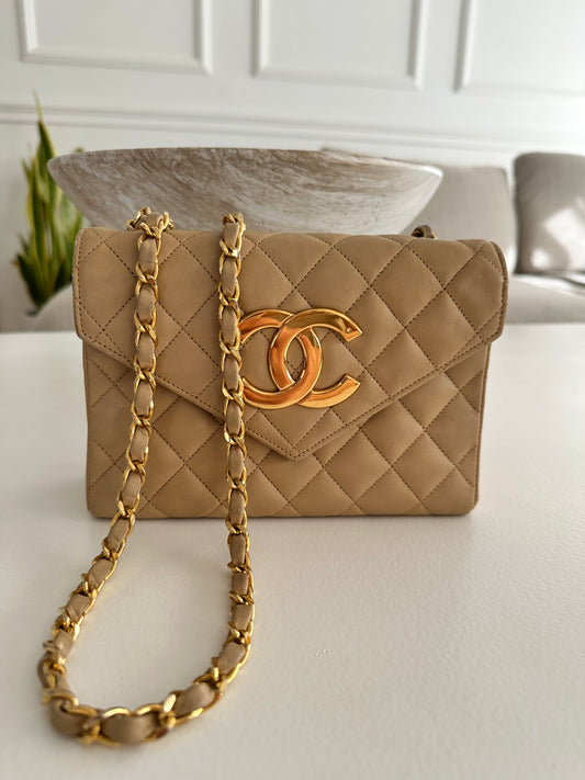 Chanel Mini Classic Single Flap Bag – Beige Lambskin, 24k Guld Hardware.