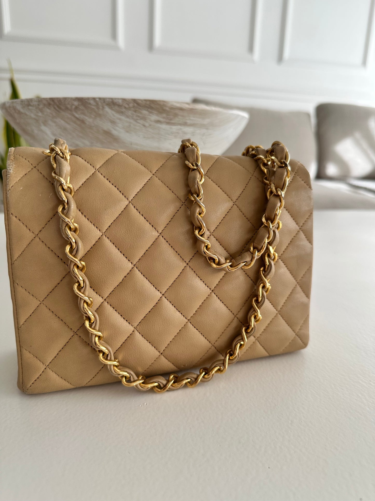 Chanel Mini Classic Single Flap Bag – Beige Lambskin, 24k Guld Hardware.