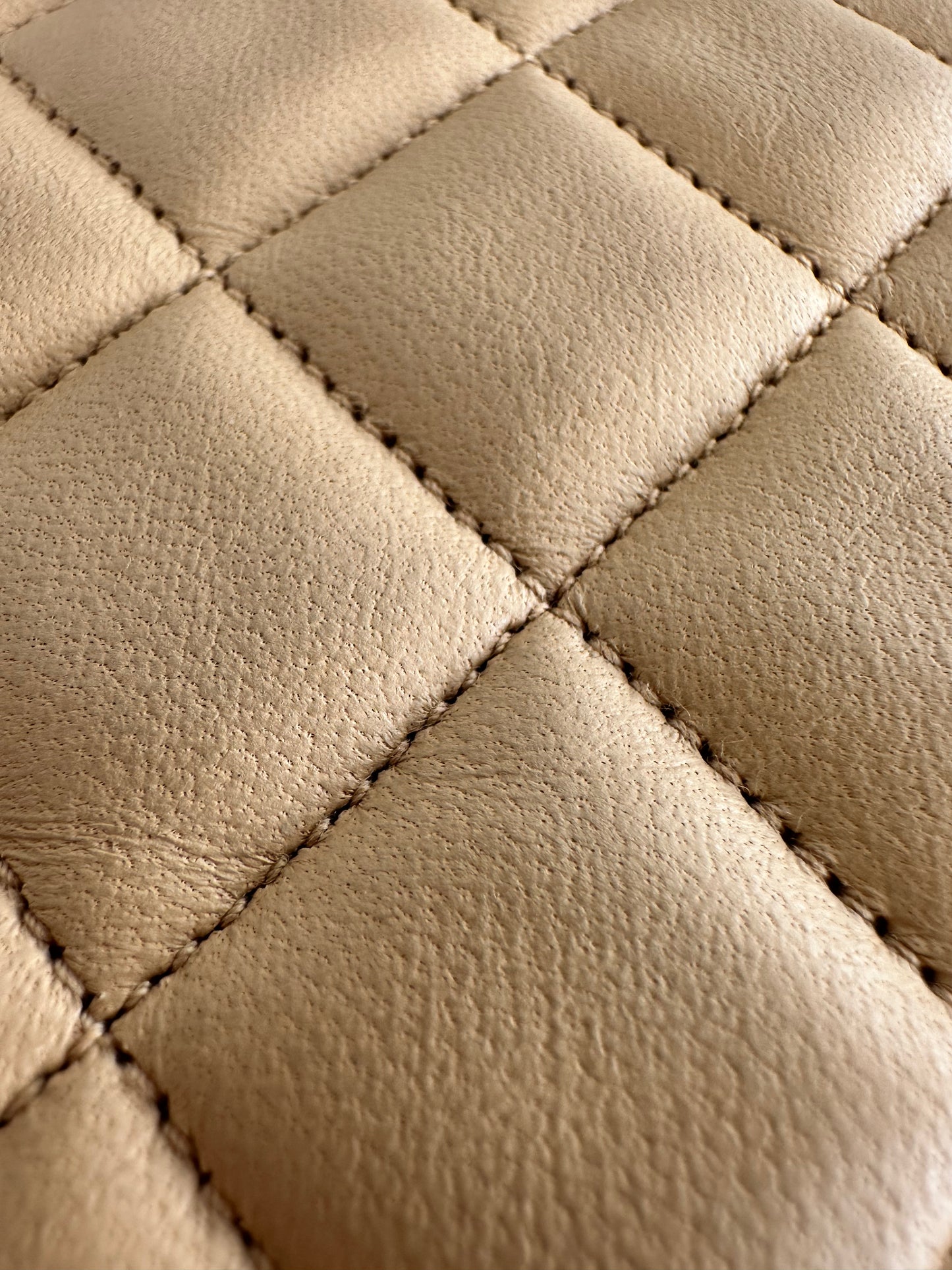 Chanel Mini Classic Single Flap Bag – Beige Lambskin, 24k Guld Hardware.