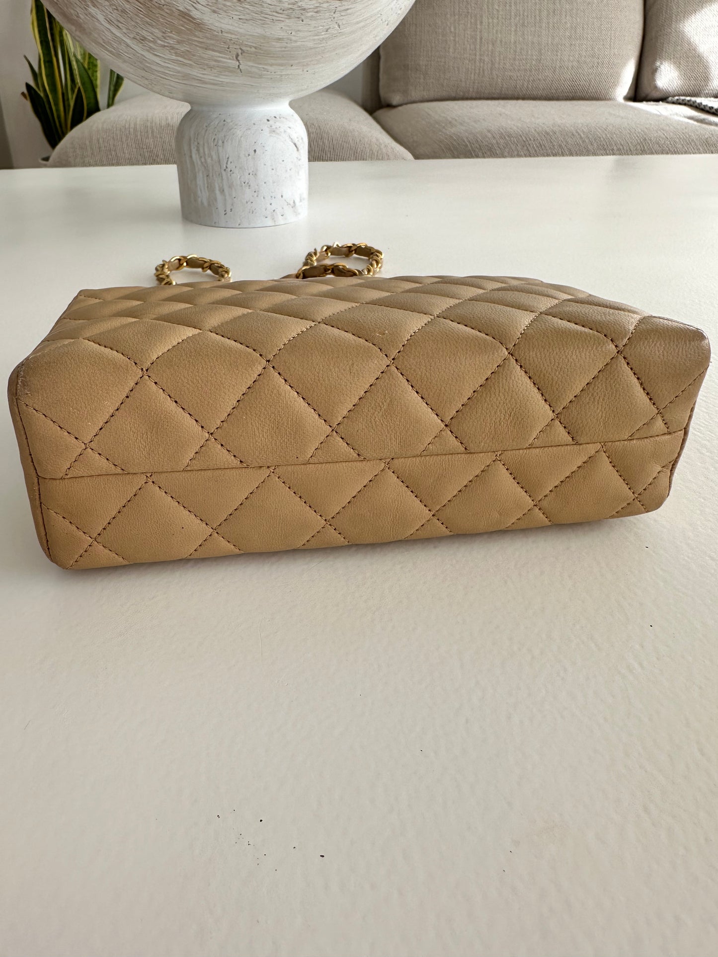 Chanel Mini Classic Single Flap Bag – Beige Lambskin, 24k Guld Hardware.
