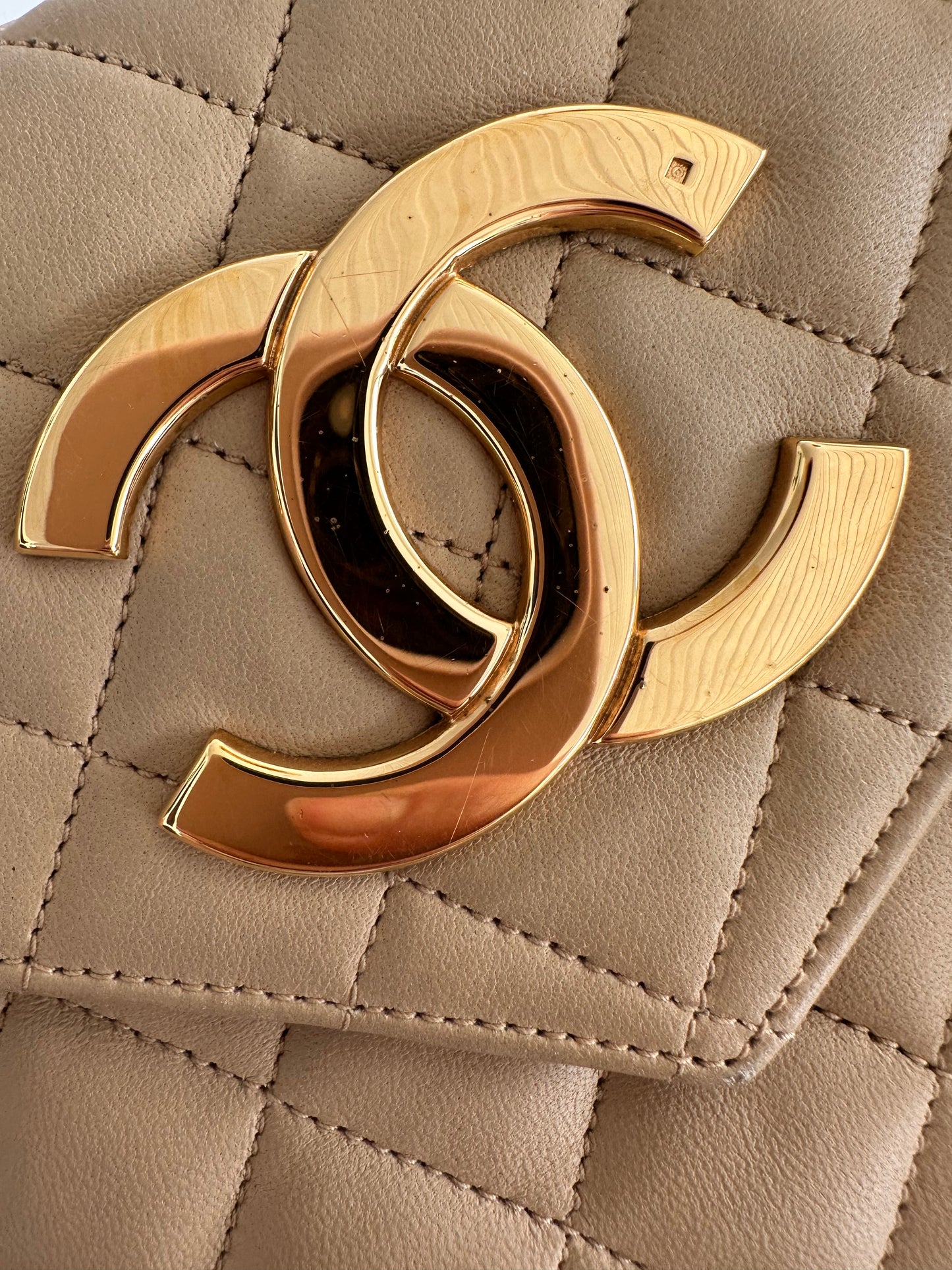 Chanel Mini Classic Single Flap Bag – Beige Lambskin, 24k Guld Hardware.